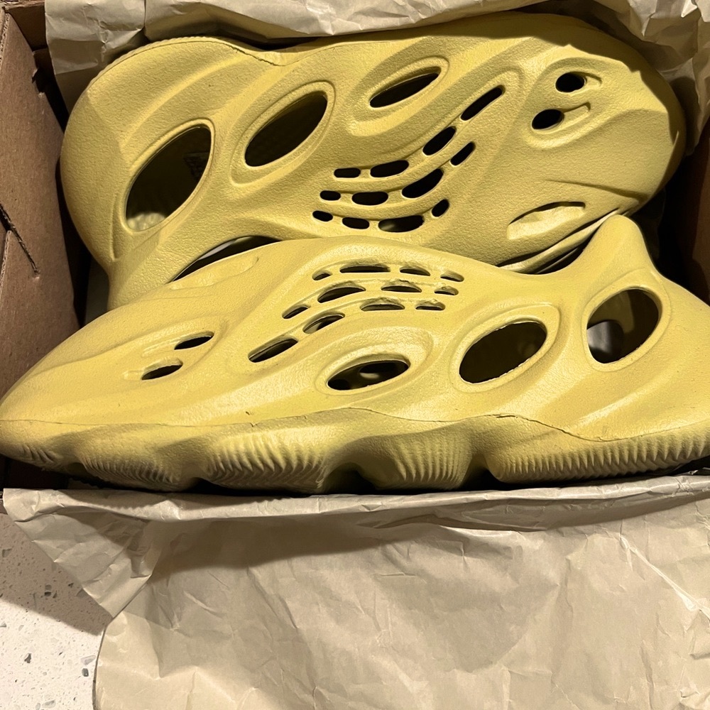 YEEZY Foams size 5 mens color way